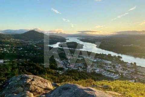 Moradia para restauro em V. N. Cerveira (zona escolar)