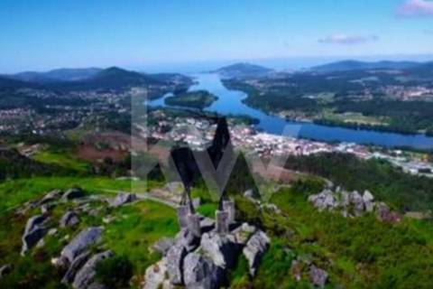 Moradia para restauro em V. N. Cerveira (zona escolar)