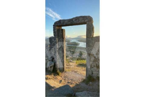 Moradia para restauro em V. N. Cerveira (zona escolar)