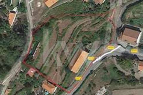 Terreno que se desenvolve na encosta solarenga todo murado com água de mina