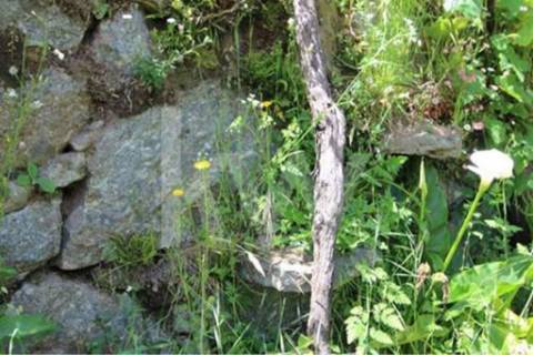 Terreno que se desenvolve na encosta solarenga todo murado com água de mina