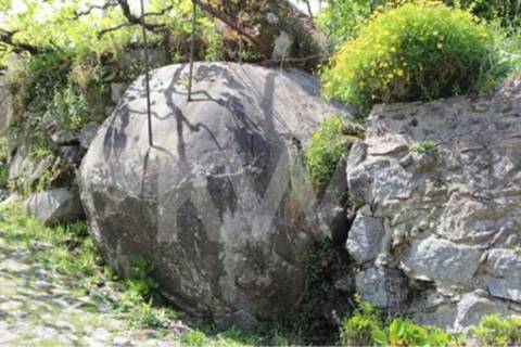 Terreno que se desenvolve na encosta solarenga todo murado com água de mina