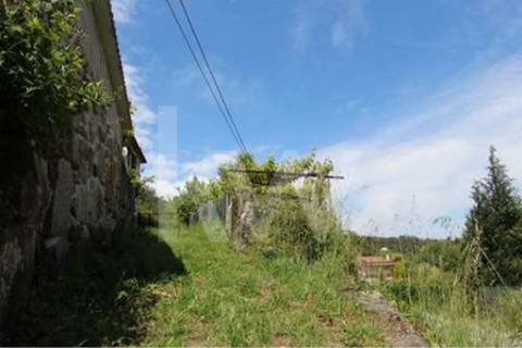 Terreno que se desenvolve na encosta solarenga todo murado com água de mina