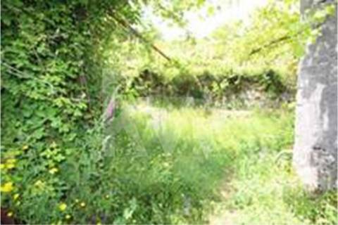 Terreno que se desenvolve na encosta solarenga todo murado com água de mina