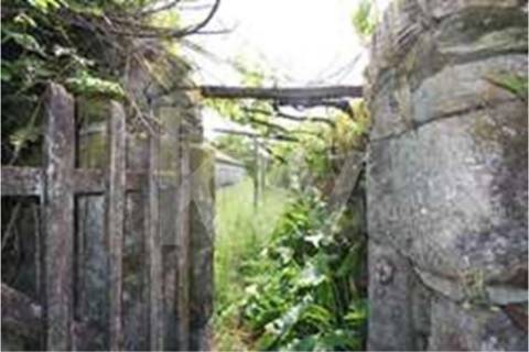 Terreno que se desenvolve na encosta solarenga todo murado com água de mina