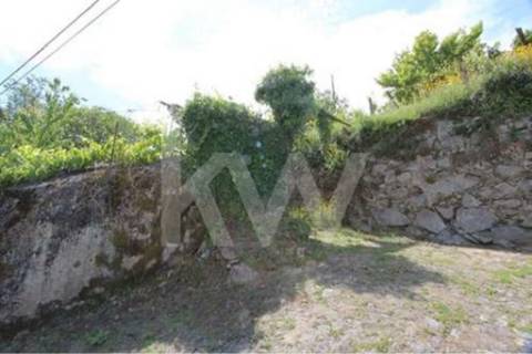 Terreno que se desenvolve na encosta solarenga todo murado com água de mina