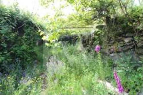 Terreno que se desenvolve na encosta solarenga todo murado com água de mina