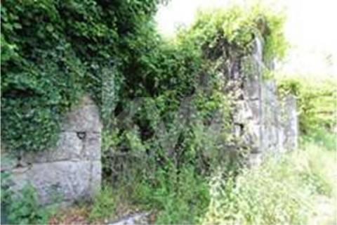 Terreno que se desenvolve na encosta solarenga todo murado com água de mina