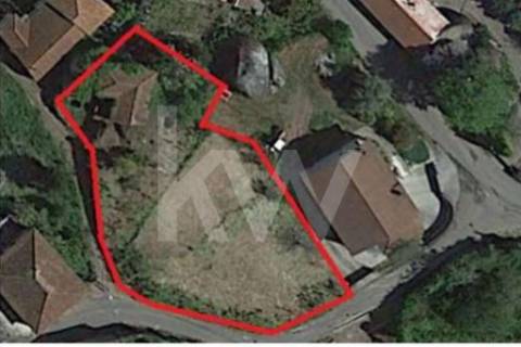 Terreno murado com água 