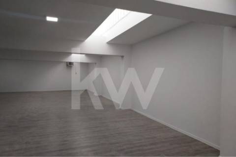 Loja Ampla com 487 m² Renovada – Junto ao Túnel da Rua Faria Guimarães, Porto