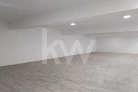 Loja Ampla com 487 m² Renovada – Junto ao Túnel da Rua Faria Guimarães, Porto