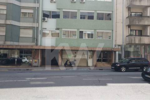 Loja Ampla com 487 m² Renovada – Junto ao Túnel da Rua Faria Guimarães, Porto