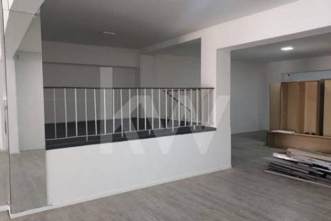 Loja Ampla com 487 m² Renovada – Junto ao Túnel da Rua Faria Guimarães, Porto