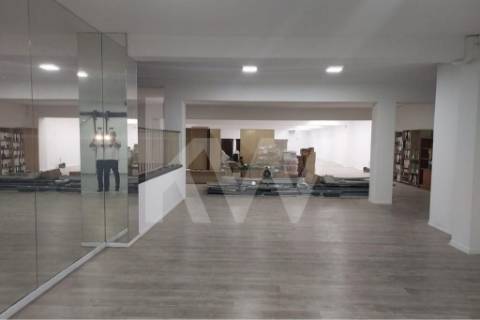 Loja Ampla com 487 m² Renovada – Junto ao Túnel da Rua Faria Guimarães, Porto