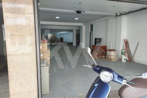 Loja Ampla com 487 m² Renovada – Junto ao Túnel da Rua Faria Guimarães, Porto