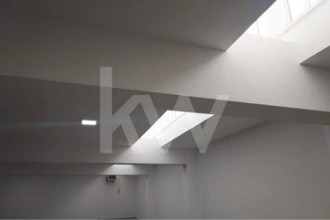 Loja Ampla com 487 m² Renovada – Junto ao Túnel da Rua Faria Guimarães, Porto