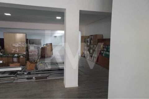 Loja Ampla com 487 m² Renovada – Junto ao Túnel da Rua Faria Guimarães, Porto