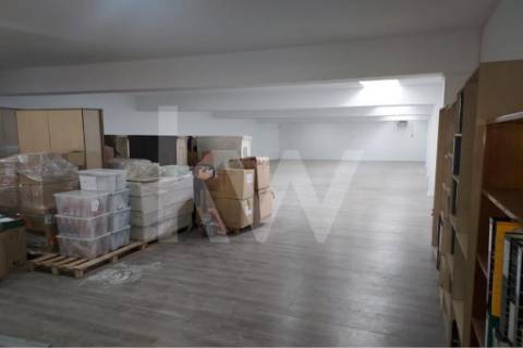 Loja Ampla com 487 m² Renovada – Junto ao Túnel da Rua Faria Guimarães, Porto