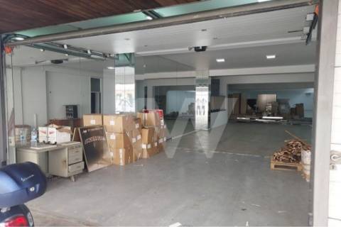 Loja Ampla com 487 m² Renovada – Junto ao Túnel da Rua Faria Guimarães, Porto