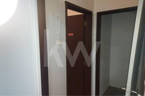 Loja Ampla com 487 m² Renovada – Junto ao Túnel da Rua Faria Guimarães, Porto