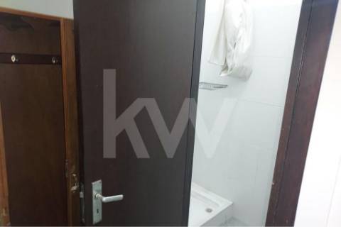 Loja Ampla com 487 m² Renovada – Junto ao Túnel da Rua Faria Guimarães, Porto