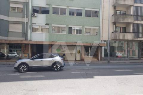 Loja Ampla com 487 m² Renovada – Junto ao Túnel da Rua Faria Guimarães, Porto