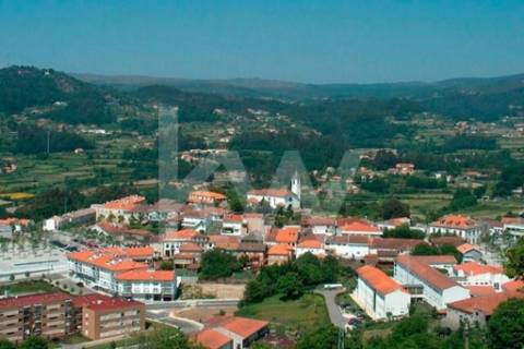 Terreno plano com PIP para construção com cerca de 2.000m2 e ruínas.