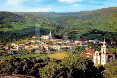 Terreno plano com PIP para construção com cerca de 2.000m2 e ruínas.