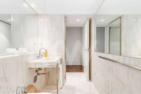 Apartamento inserido em Prédio do século XIX em localização premium e histórica da cidade do Porto