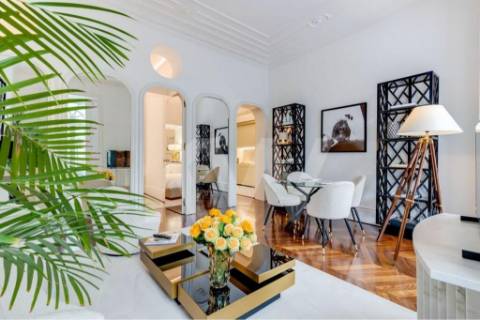 Apartamento inserido em Prédio do século XIX em localização premium e histórica da cidade do Porto