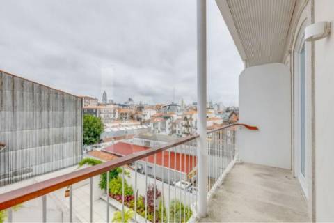 Apartamento inserido em Prédio do século XIX em localização premium e histórica da cidade do Porto