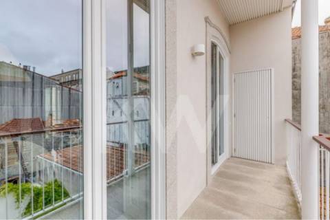 Apartamento inserido em Prédio do século XIX em localização premium e histórica da cidade do Porto