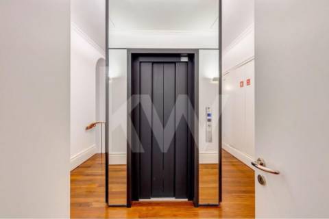 Apartamento inserido em Prédio do século XIX em localização premium e histórica da cidade do Porto