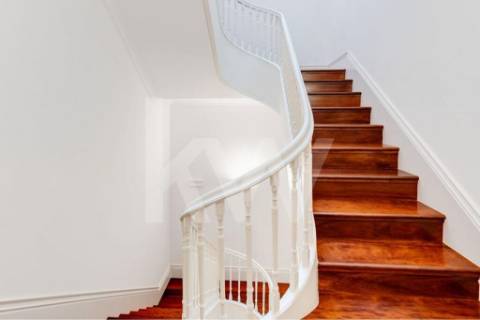 Apartamento inserido em Prédio do século XIX em localização premium e histórica da cidade do Porto