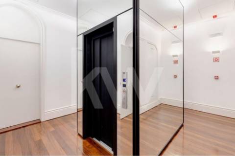 Apartamento inserido em Prédio do século XIX em localização premium e histórica da cidade do Porto