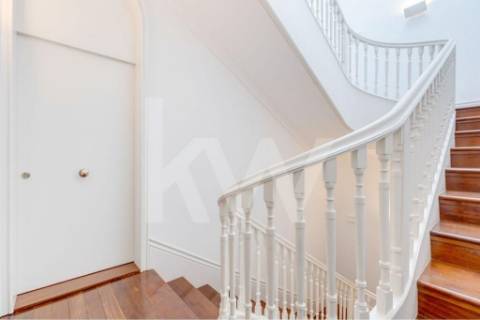 Apartamento inserido em Prédio do século XIX em localização premium e histórica da cidade do Porto