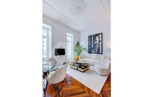 Apartamento inserido em Prédio do século XIX em localização premium e histórica da cidade do Porto