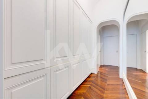 Apartamento inserido em Prédio do século XIX em localização premium e histórica da cidade do Porto