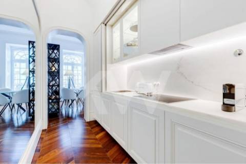 Apartamento inserido em Prédio do século XIX em localização premium e histórica da cidade do Porto