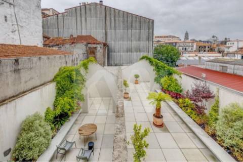 Apartamento inserido em Prédio do século XIX em localização premium e histórica da cidade do Porto