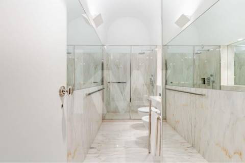 Apartamento inserido em Prédio do século XIX em localização premium e histórica da cidade do Porto