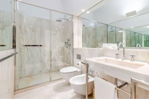 Apartamento inserido em Prédio do século XIX em localização premium e histórica da cidade do Porto