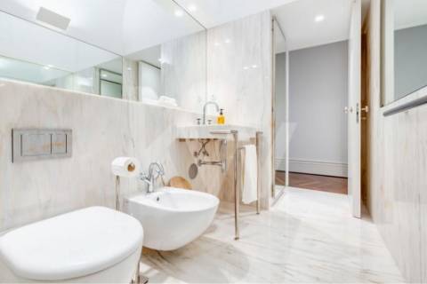 Apartamento inserido em Prédio do século XIX em localização premium e histórica da cidade do Porto