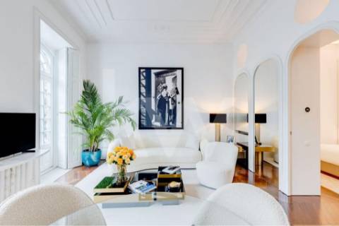 Apartamento inserido em Prédio do século XIX em localização premium e histórica da cidade do Porto