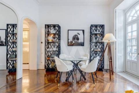 Apartamento inserido em Prédio do século XIX em localização premium e histórica da cidade do Porto