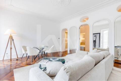 Apartamento inserido em Prédio do século XIX em localização premium e histórica da cidade do Porto