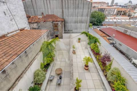 Apartamento inserido em Prédio do século XIX em localização premium e histórica da cidade do Porto