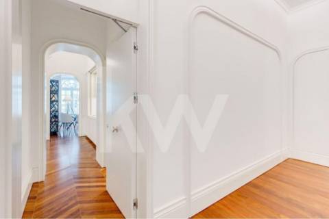 Apartamento inserido em Prédio do século XIX em localização premium e histórica da cidade do Porto