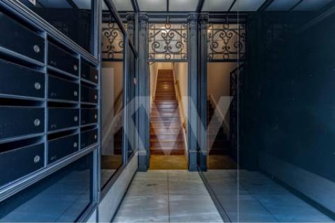 Apartamento inserido em Prédio do século XIX em localização premium e histórica da cidade do Porto