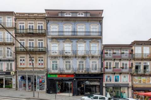 Apartamento inserido em Prédio do século XIX em localização premium e histórica da cidade do Porto